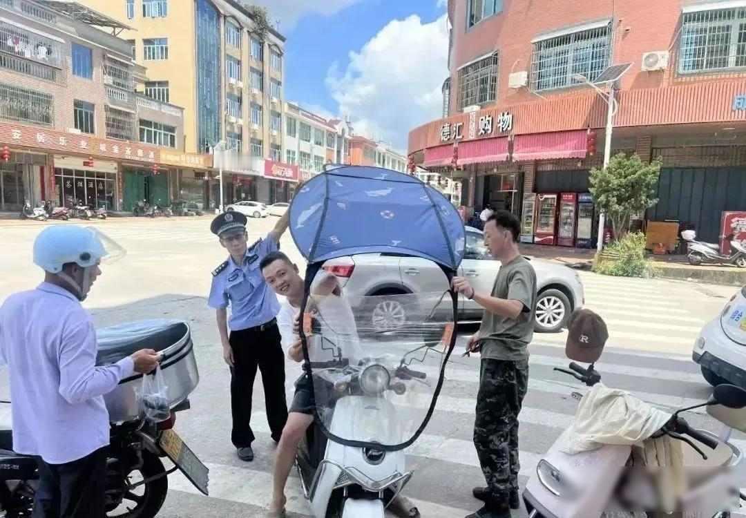电动车被扣，妈妈崩溃，孩子谁接？10月1号起，全国好多地方开始查电动车，没挂