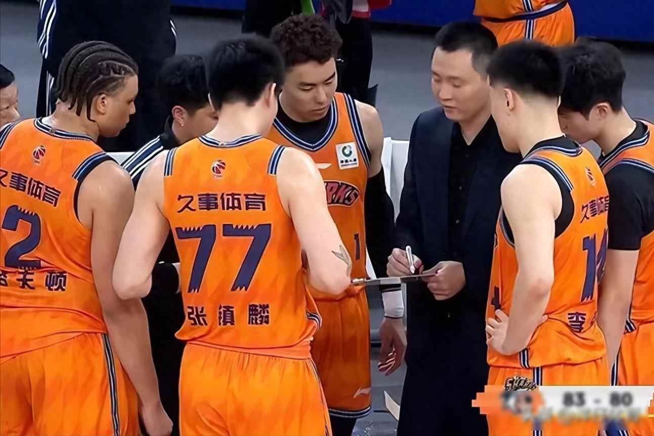 上海久事男篮续约六人，薪资腾挪藏玄机，卫冕之路怎么走？2026年8月26日，上海久事男篮宣布六名球员