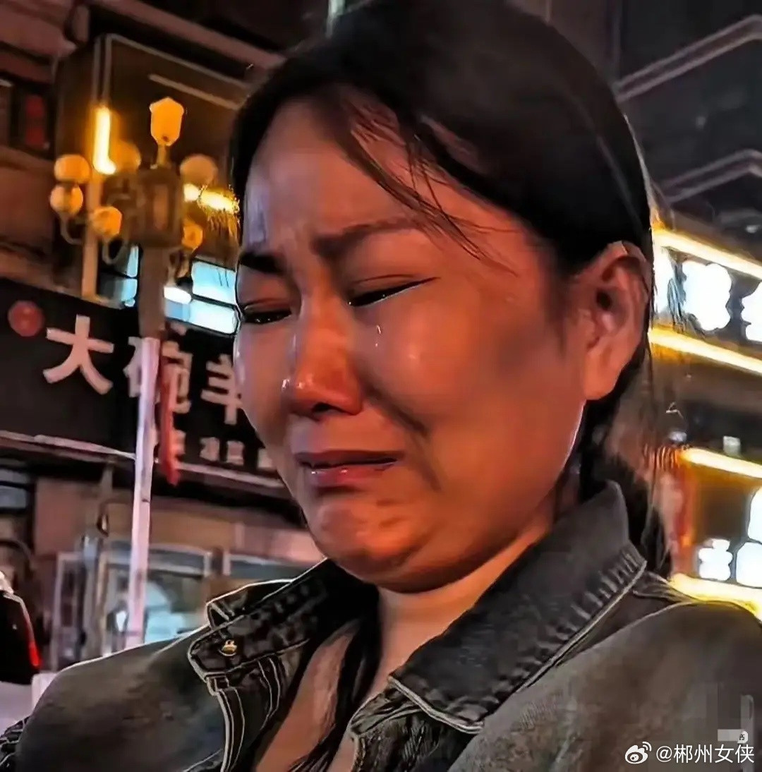 深夜街头一碗炒面7块钱，顾客居然直接扫码付了60000块，老板娘当场吓懵，拿着手