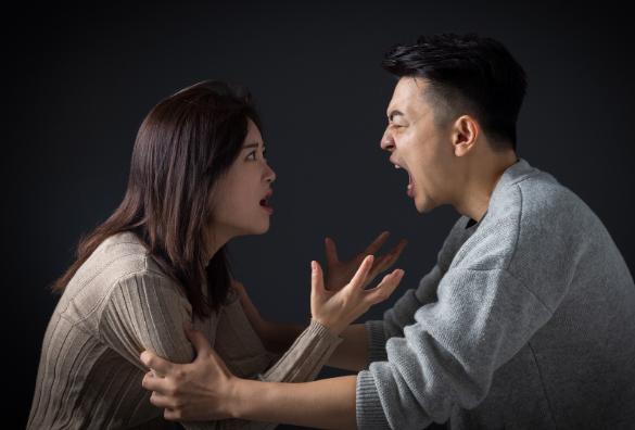 仅退款的风还是吹到了婚姻届！老婆刚剖腹产生完孩子，男方逼女方必须辞职才领结婚证，