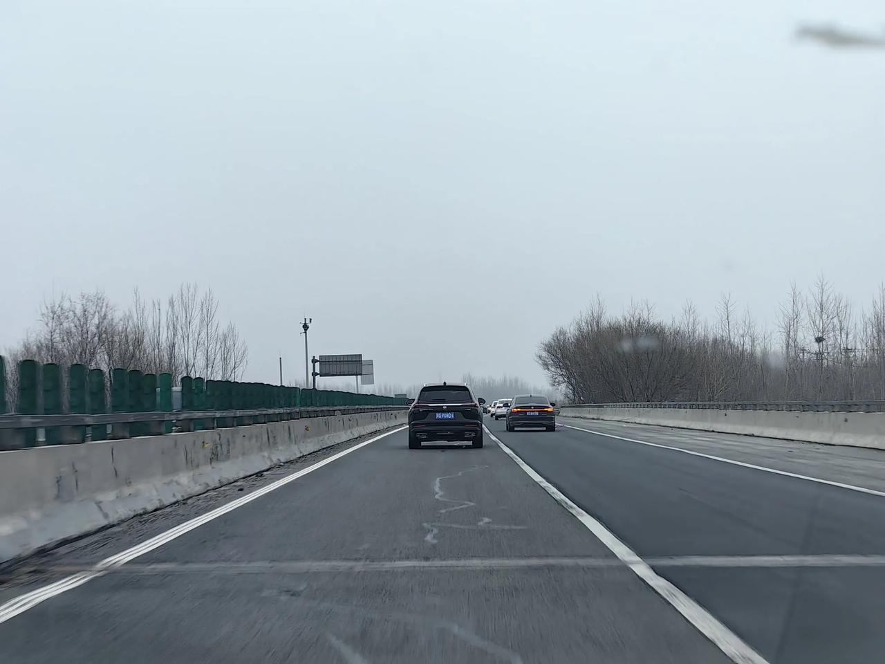 从天津去往济南，开车沿京台高速疾驰，道路上的风景让人印象深刻，从天津到沧州这段路