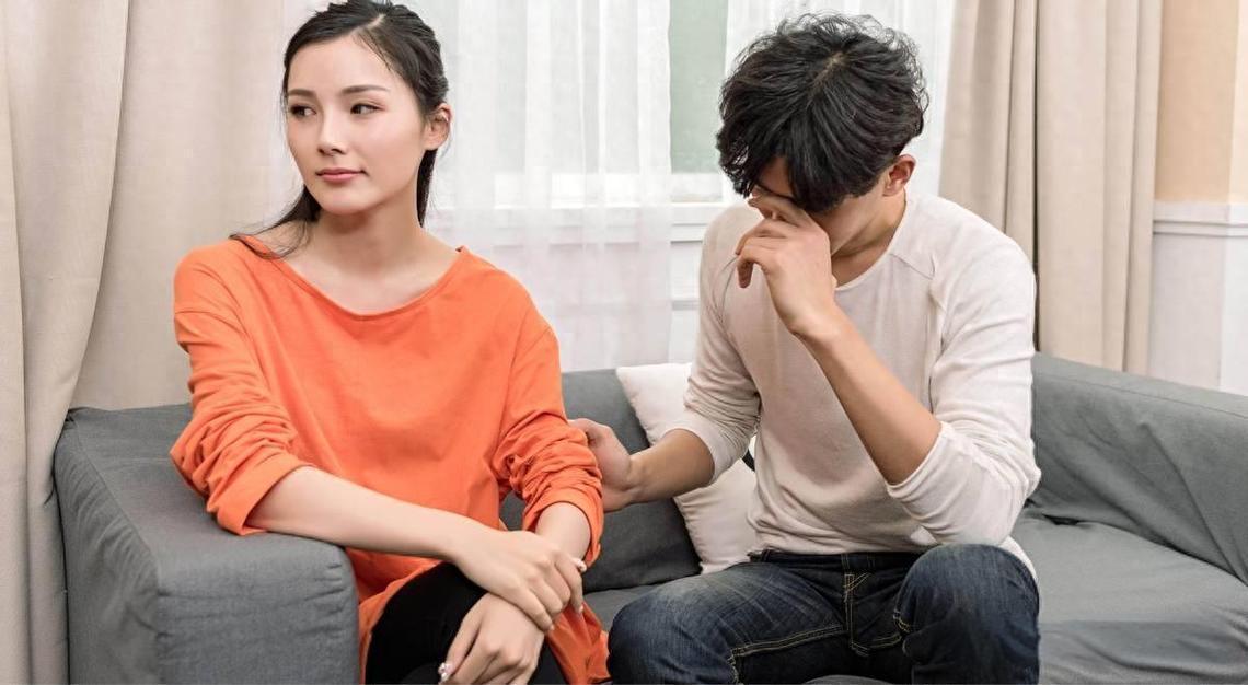 我对门住着一对奇怪夫妻，日常行为实在让我看不懂，两人不到40岁的样子，年纪轻轻的