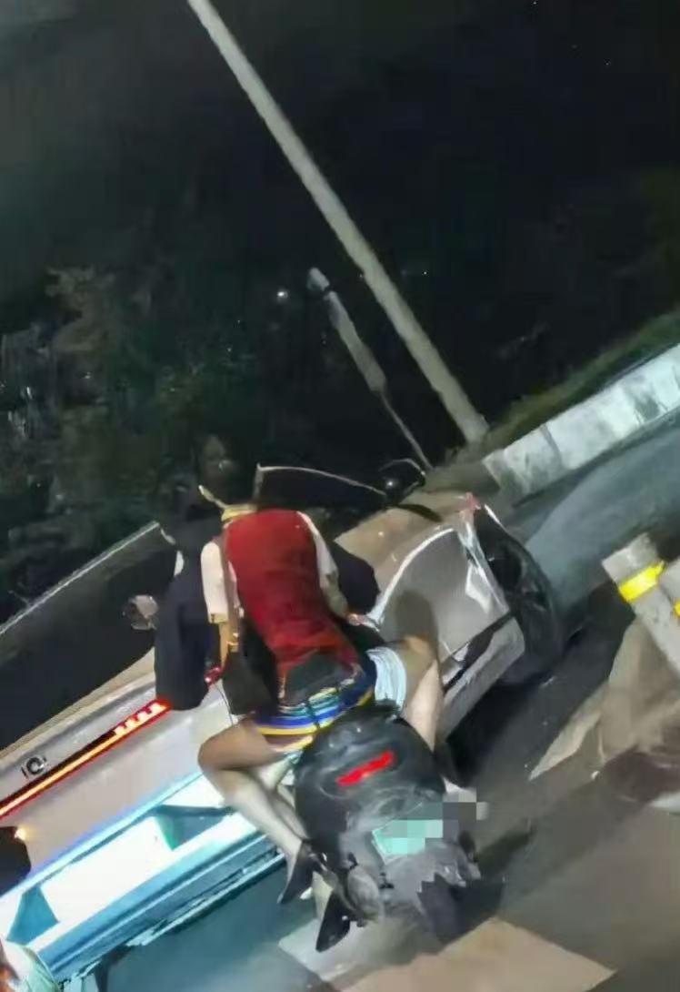 下班后的空姐坐姿都是如此的放松