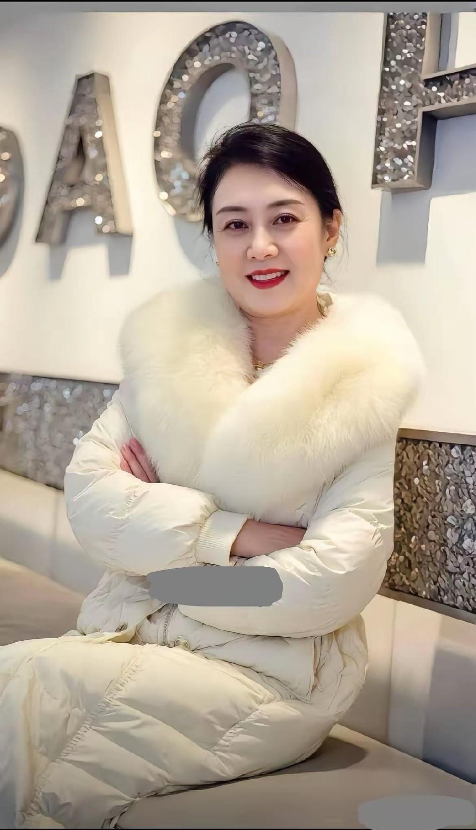 这位大美女好漂亮，颜值气质简直是太绝了，大家猜猜看她有多少岁？我们是称呼姐姐还是