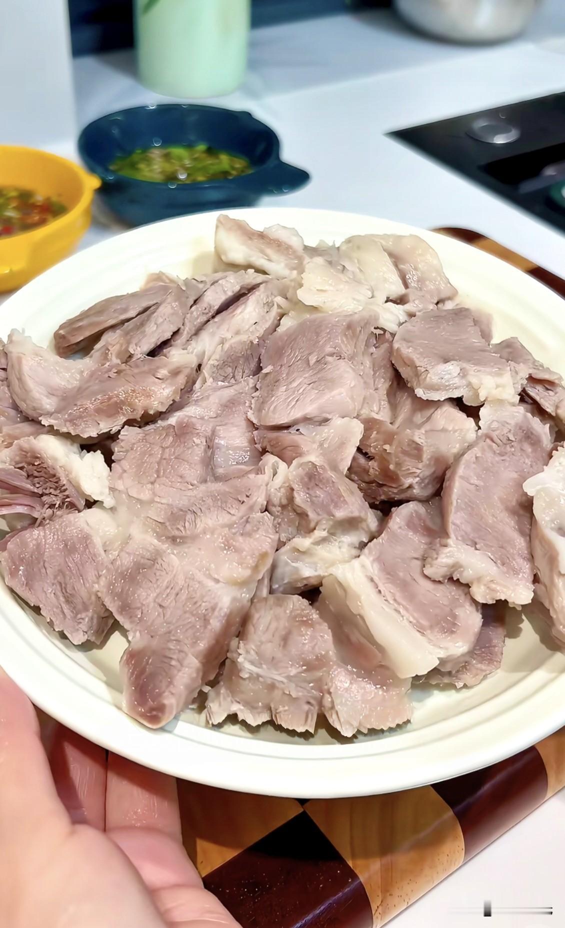 以前我总觉得，猪肉想要好吃，必须调料堆一堆。八角、香叶、生抽老抽全安排上，不然就