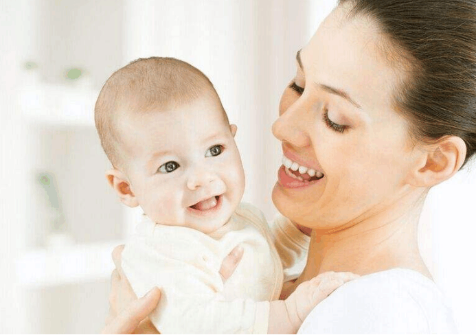 孩子不能乱抱? 抱的姿势不对可能会成为驼背, 准妈妈们注意