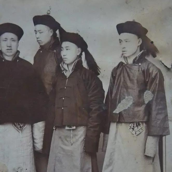 清嘉庆年间，有个叫敏学的宗室子弟，喝醉酒上街溜达时，和一个卖红薯的商贩发生了争执