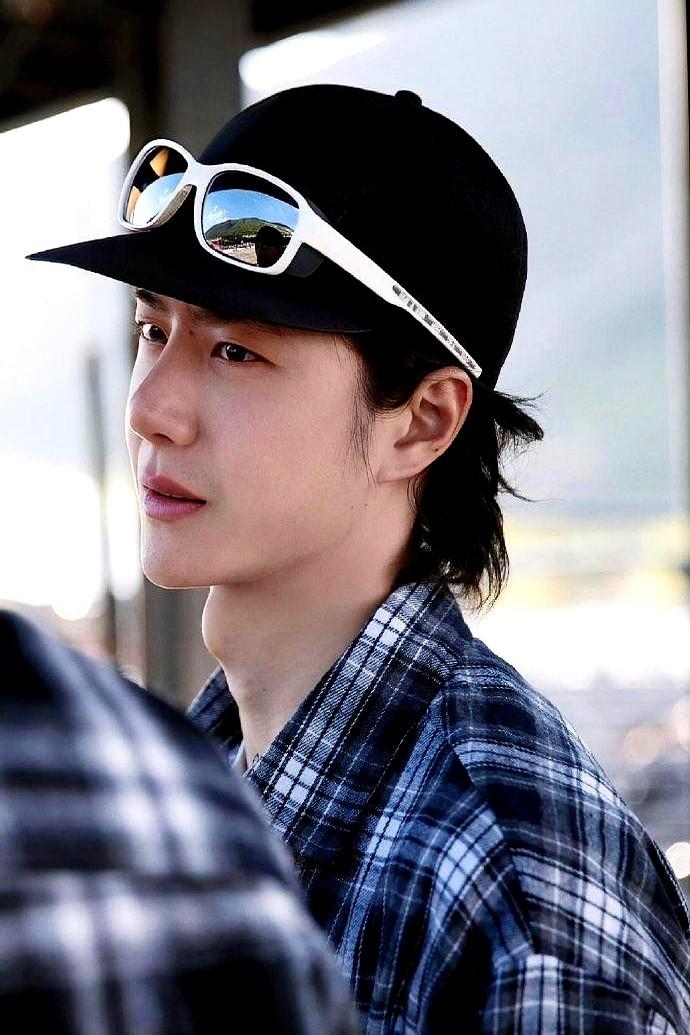 王一博这人，主打一个“安全感”！新年一到，粉丝们又在刷王一博接力新年快乐Go