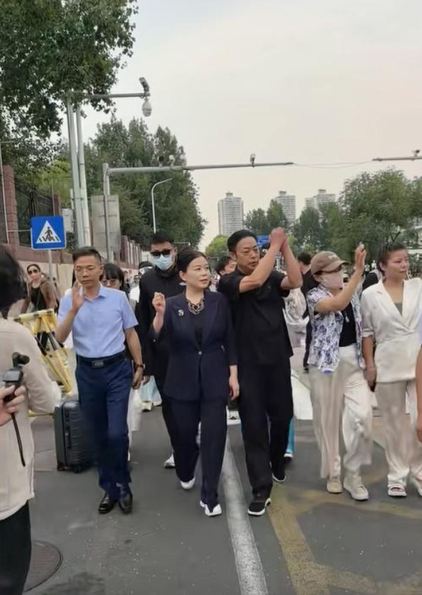 错换人生28年案庭审结束，姚策生前画面曝光，熊磊拽着耳朵录视频