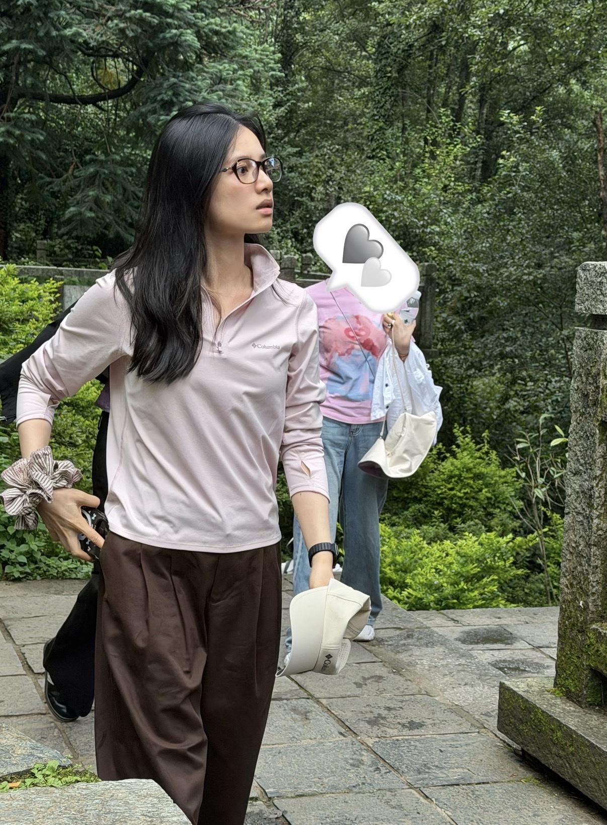 张婧仪在云南爬山被偶遇，张婧仪登上山顶还说了句：我感觉我整个人都升华了。非常的可