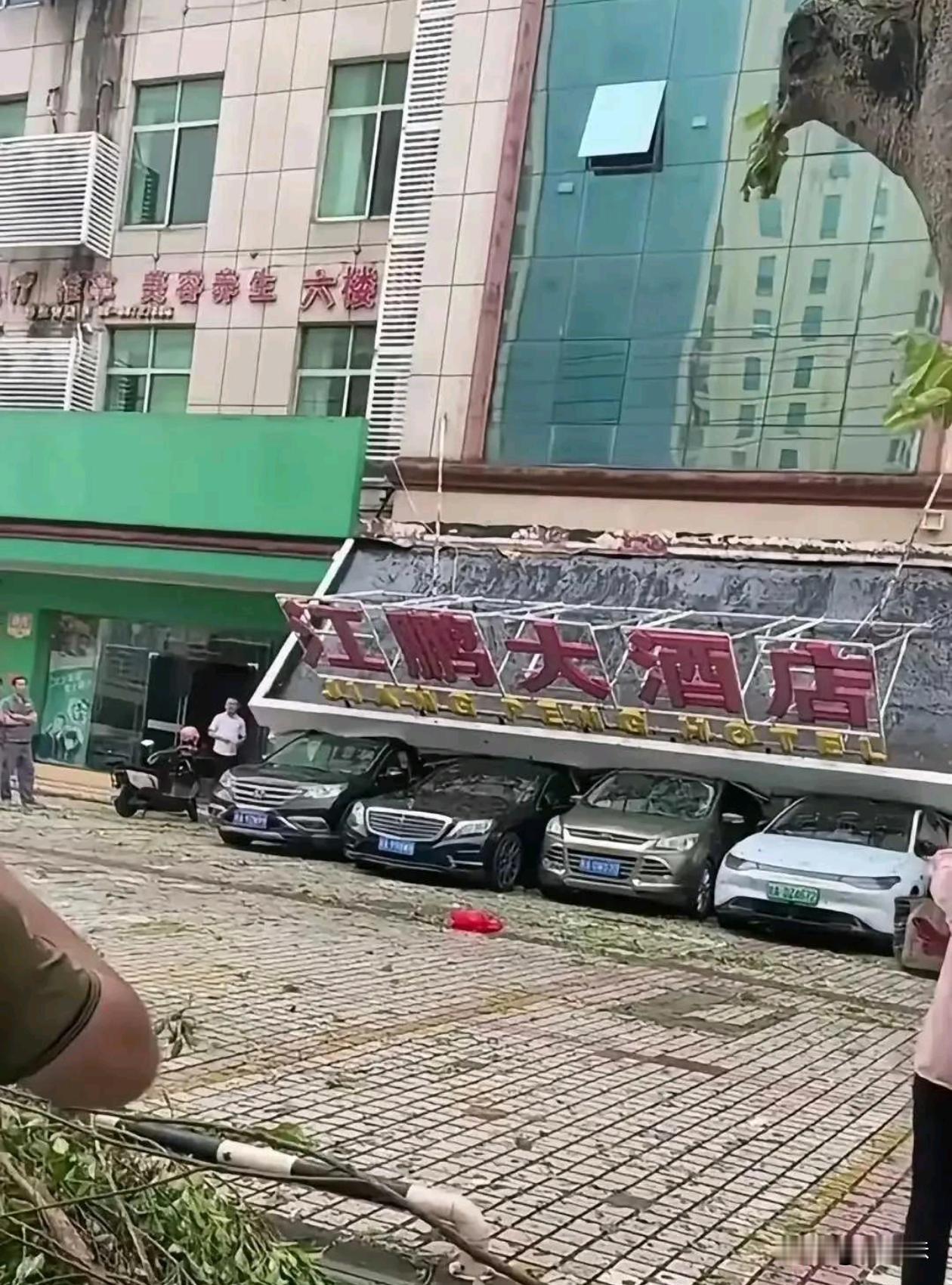 幸好有四台车撑住，要不招牌就砸了[捂脸哭]