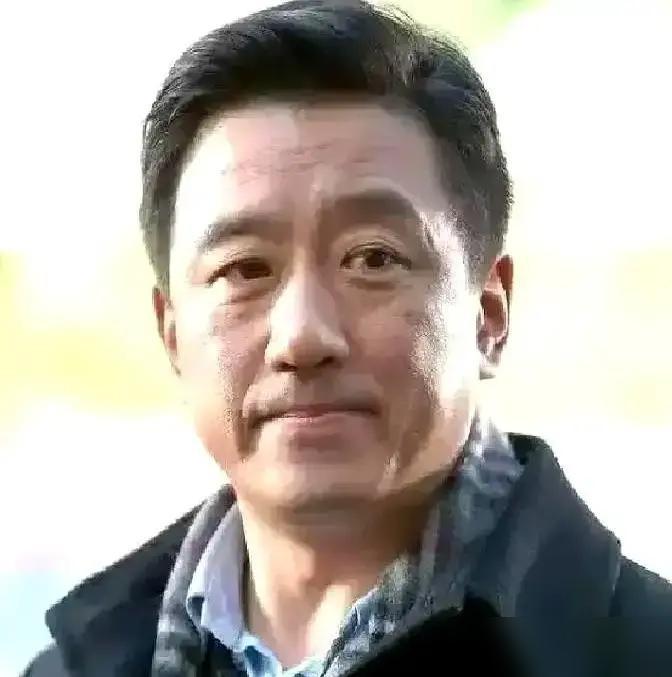 1997年，《中国刑侦1号案》剧组。原定男主角吴卫东，要求加钱，还要配保姆。