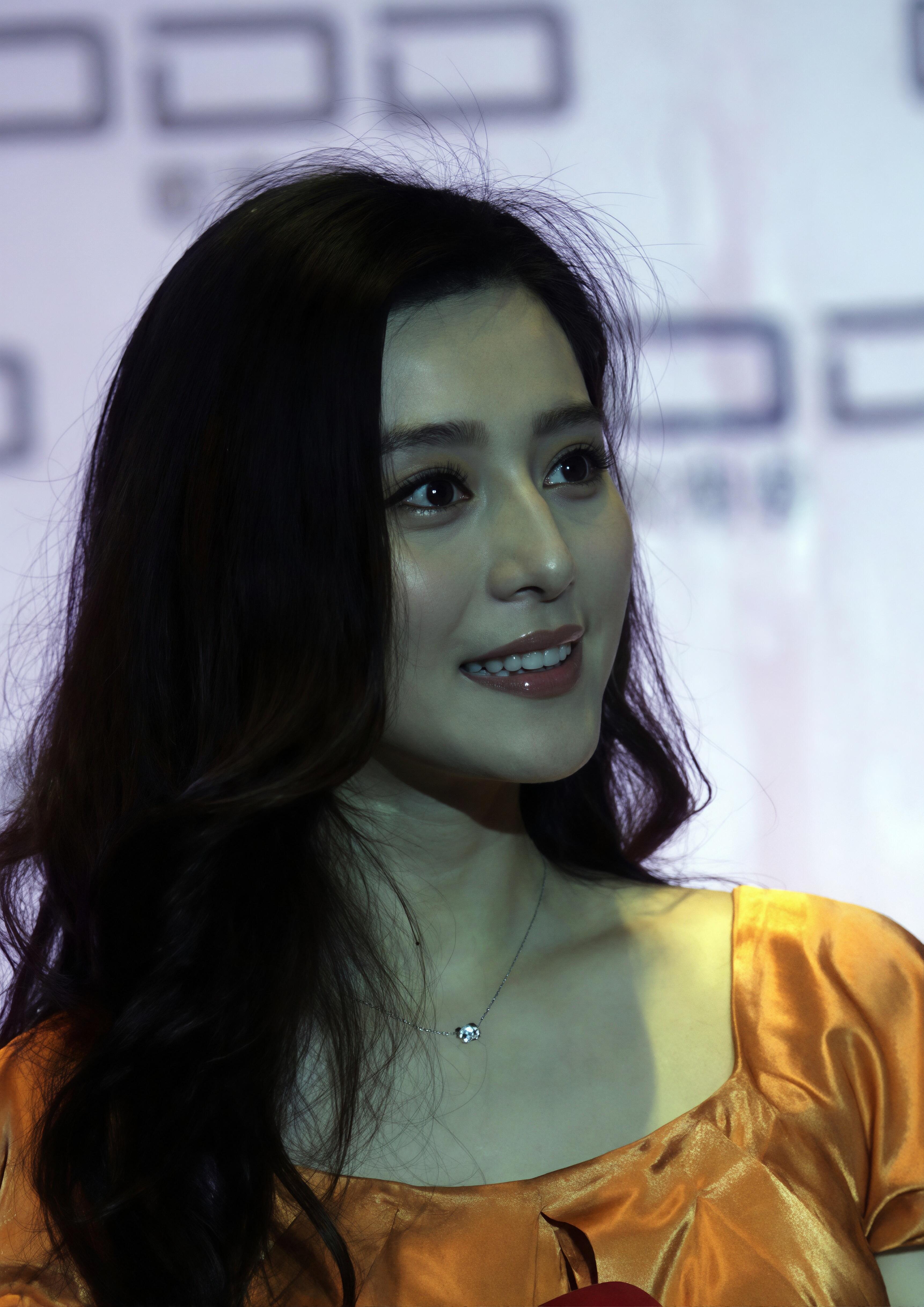 简单的大波浪发型就很美