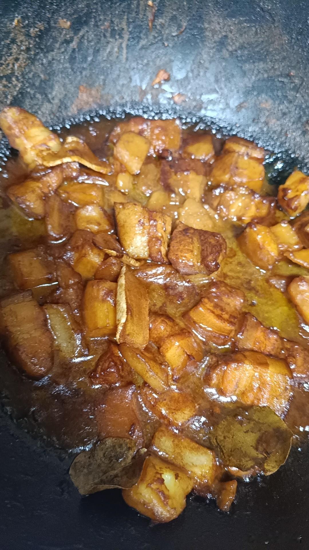 今天午饭吃得实在——一盘红烧肉配一大碗白米饭。五花肉炖得酥烂，肥油化在酱色汤汁里