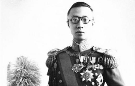1931年，国民政府得知溥仪要投靠日本人后，立刻让高友唐带20000大洋前去。没