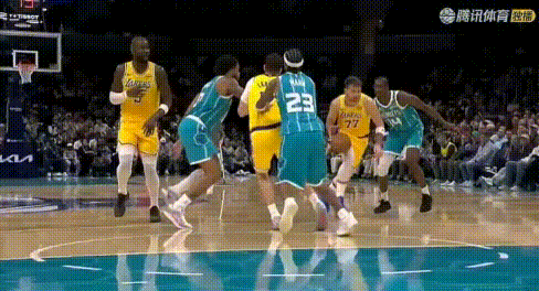 东契奇31+4+6：双手暴扣竟玩起来了。开局就连续2+1（图3），首节8中5砍