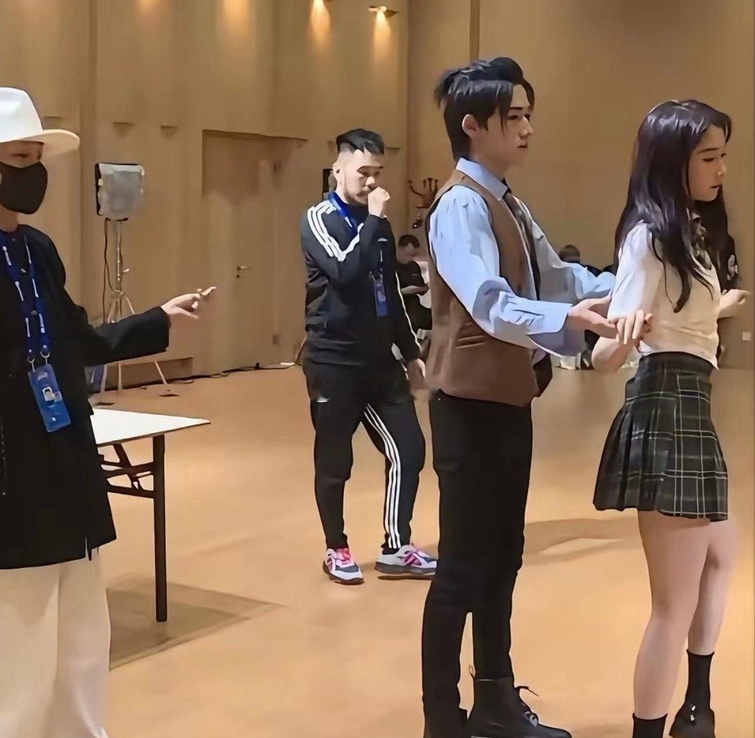 她真的是平底鞋，尽力藏高了，这个身材谁不羡慕？​​​