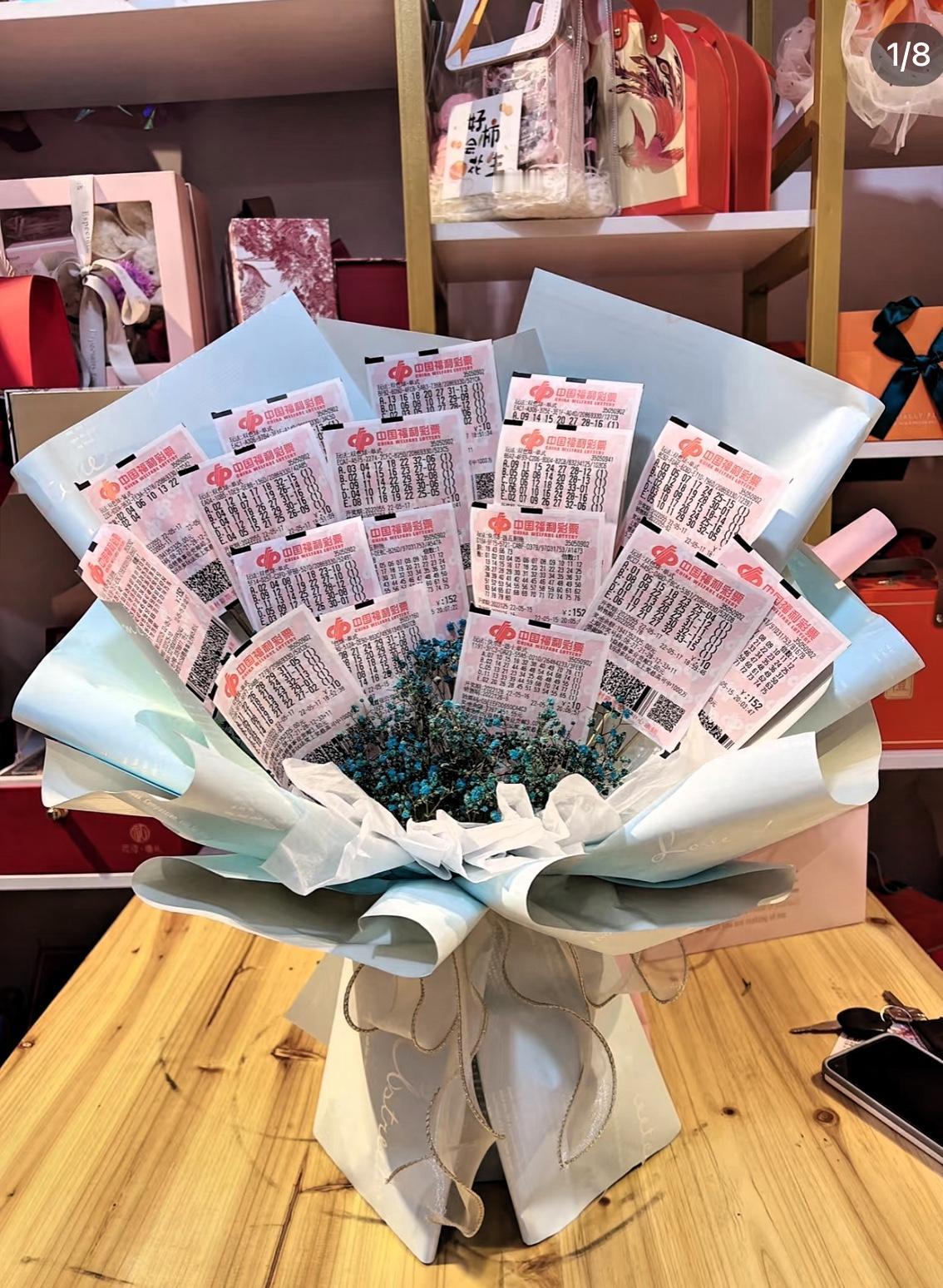 上联:上午穷得叮当响下联:下午彩票中大奖横批:时来运转