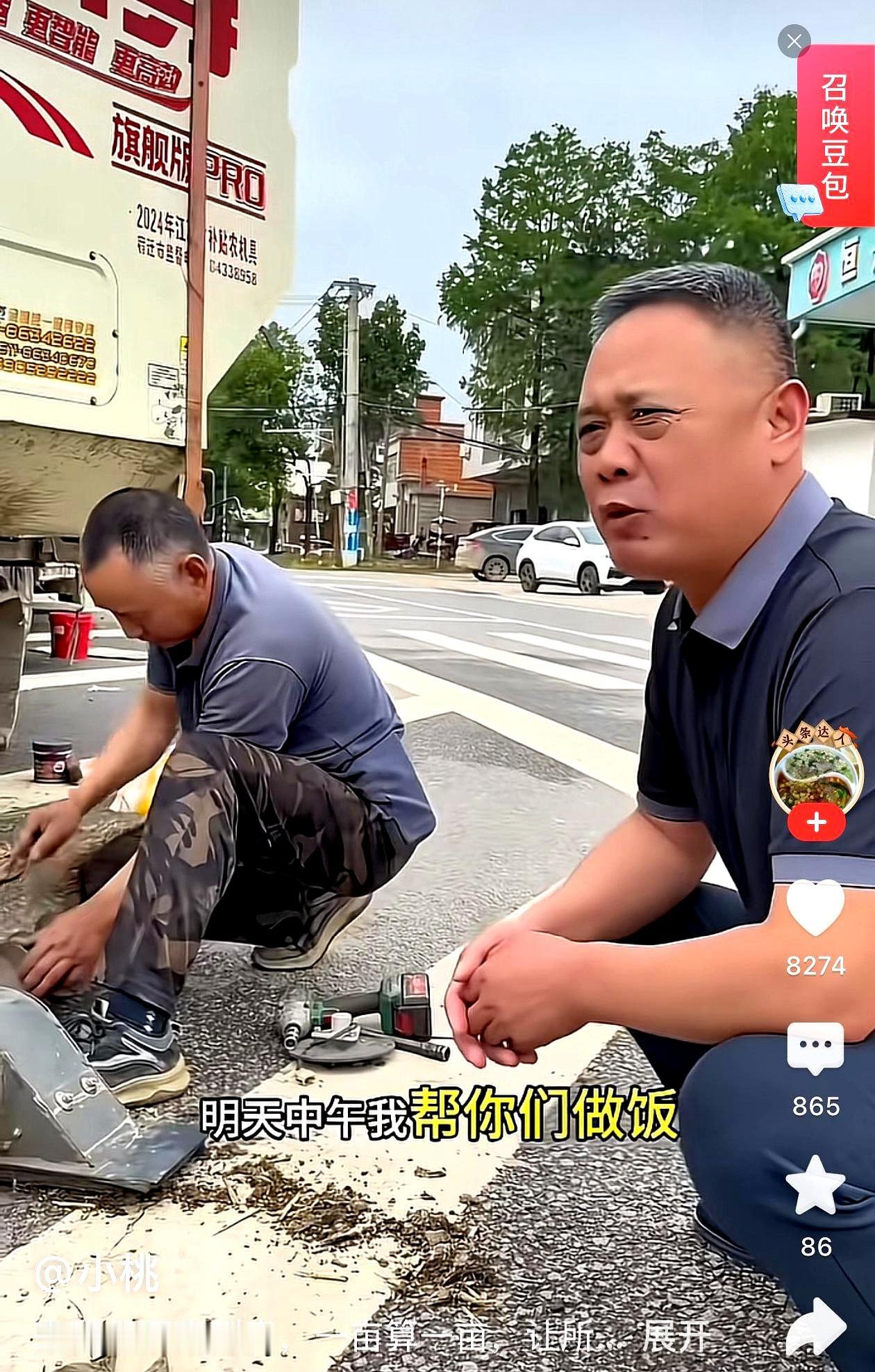 河南麦收现场，20辆挂着苏M牌照的收割机刚到村口，就被一位当地大叔拦住了。司机