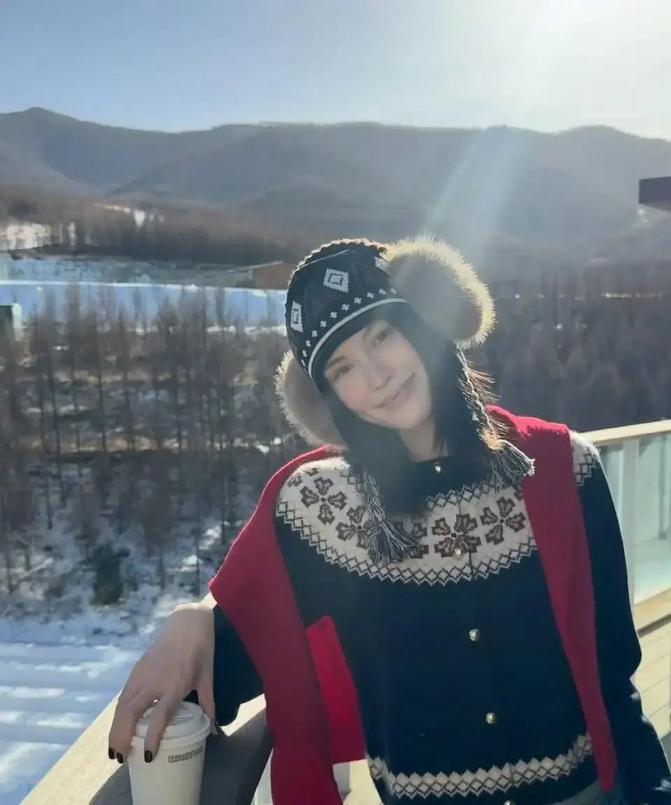 别信“当妈耽误事业”这种鬼话。看看何穗。生完孩子四个月，她踩着高跟鞋