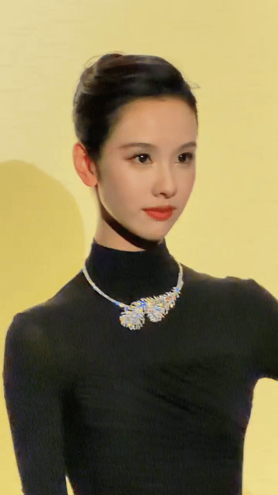 看看陈都灵高奢大光明造型hold住了吗好像优雅的黑天鹅，动图显得珠宝更闪耀了