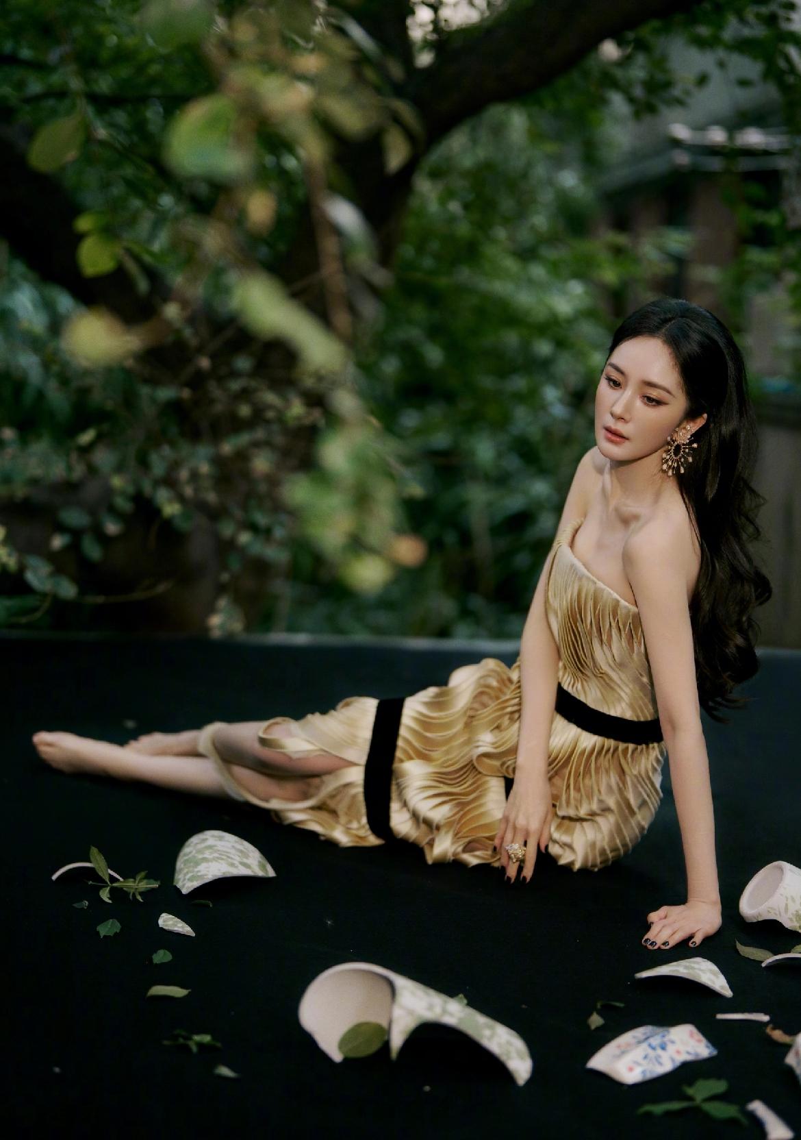 @杨幂～快帮我把鞋子拿来要去出席VOGUE时尚之力盛会咯[比心]