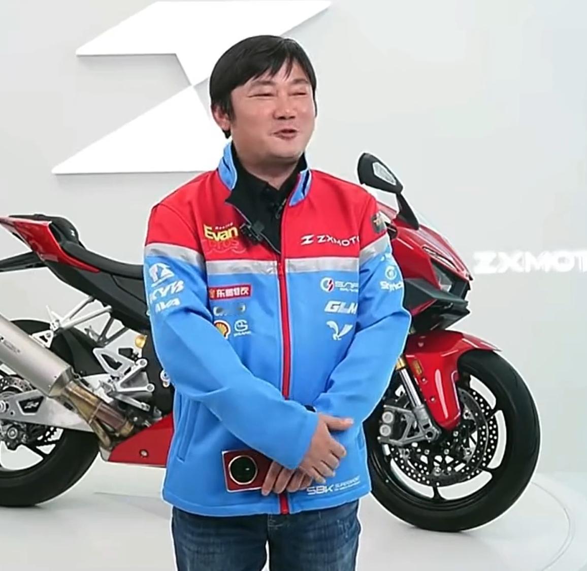 看得出来，张雪也是很不舍的。只用了44秒，张雪机车夺冠赛车复刻版，就被拍走了