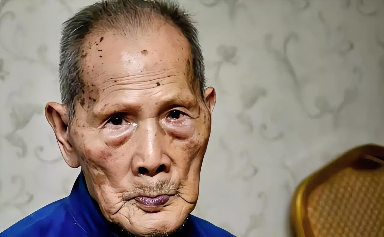 1941年，少尉排长林孝祥深夜潜伏水中布雷，左臂突然被咬住，钻心剧痛传来，他暗叫