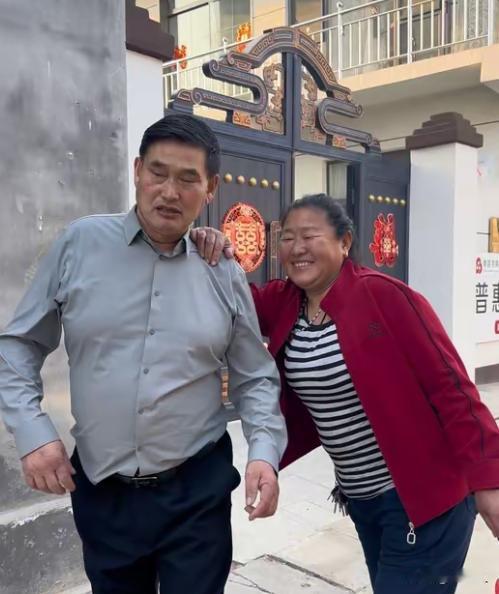 朱之文老婆又老又丑，他现在这么有钱居然没有考虑换老婆，真是实属难得！说实话朱之文