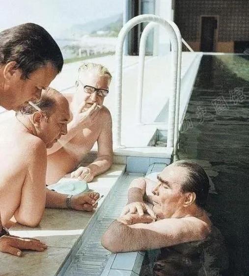 1977年，勃列日涅夫正在游泳。突然，他的烟瘾又犯了。3名警卫赶紧点上香烟，勃列