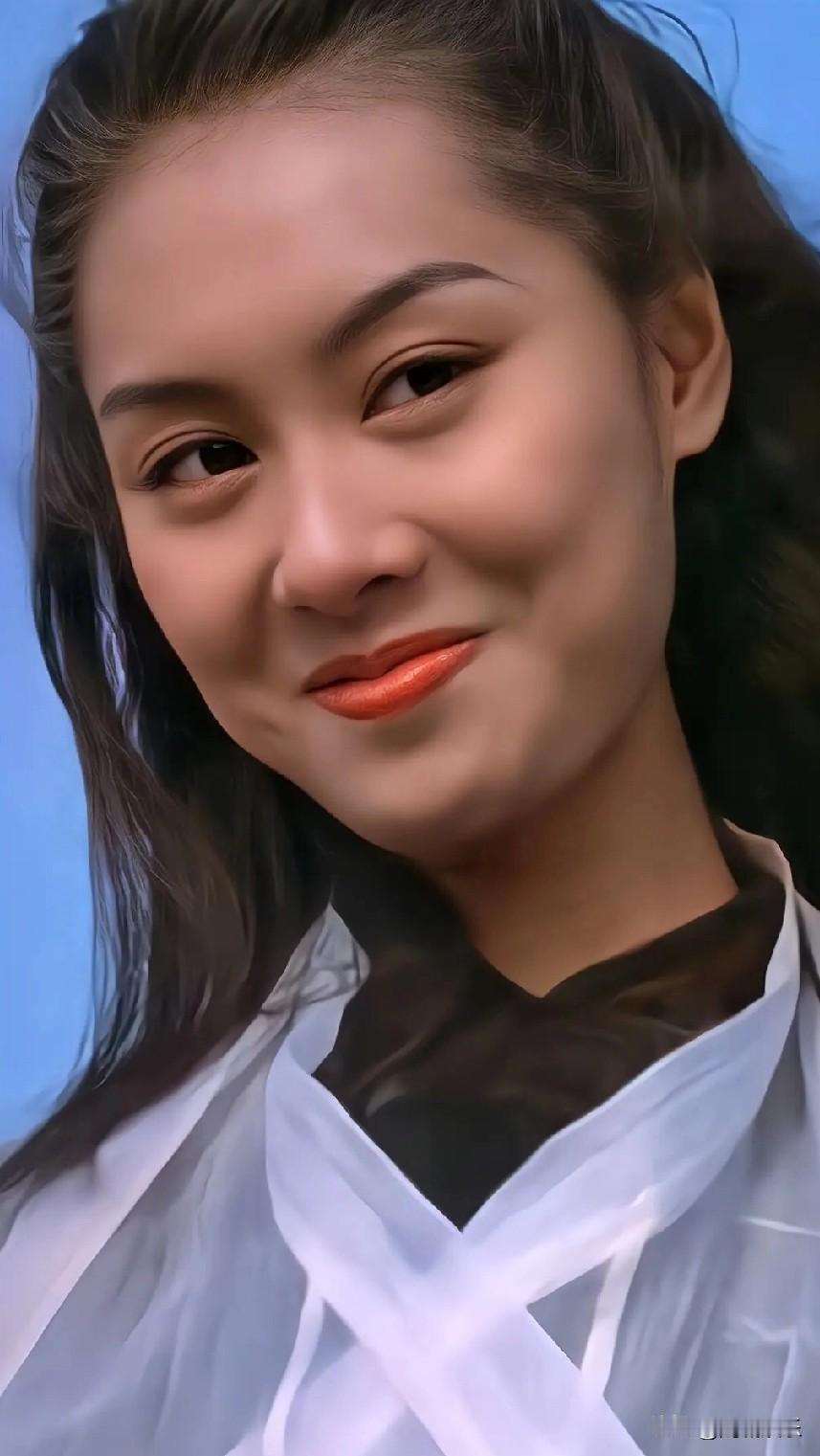 还记得《大话西游》里艳惊全场的朱茵吗？她1971年出生于中国香港，毕业于