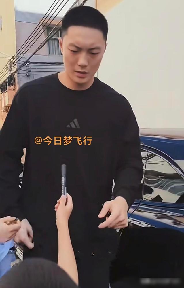 冬至日战青岛，广东队结束赛前训练回到俱乐部！今天是冬至，上午12点左右，广东队球