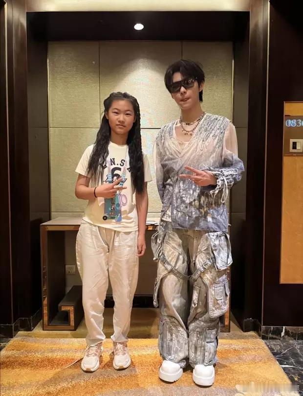 岳云鹏带女儿参加音乐节，13岁岳麓一五官长得像爸。​​​