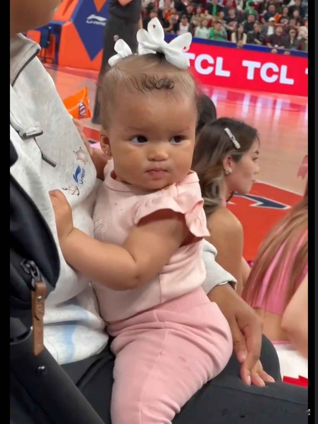 这是上海九事男蓝外援洛夫顿的女儿，小家伙圆嘟嘟的模样实在太萌啦，眉眼神态简直复刻