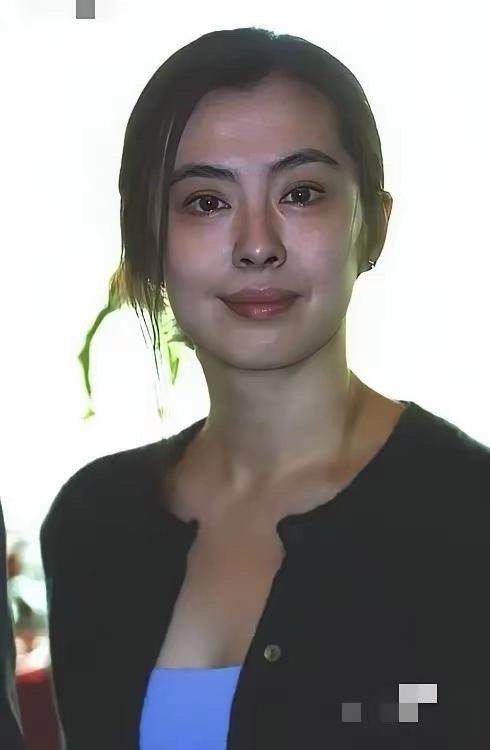 四十岁王祖贤素颜依旧惊艳！浓颜系大美女底子太能打，无妆状态自带精致感，颜值丝毫未