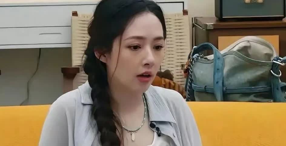 破案了！之前大家都不理解富婆向太为什么半夜还在直播，喝着蜜雪冰城，卖杂牌