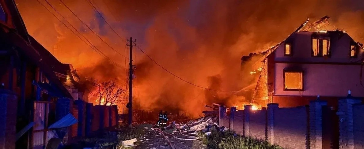 俄罗斯轰炸乌克兰，平民遭殃炸弹像下雨一样砸向乌克兰，30