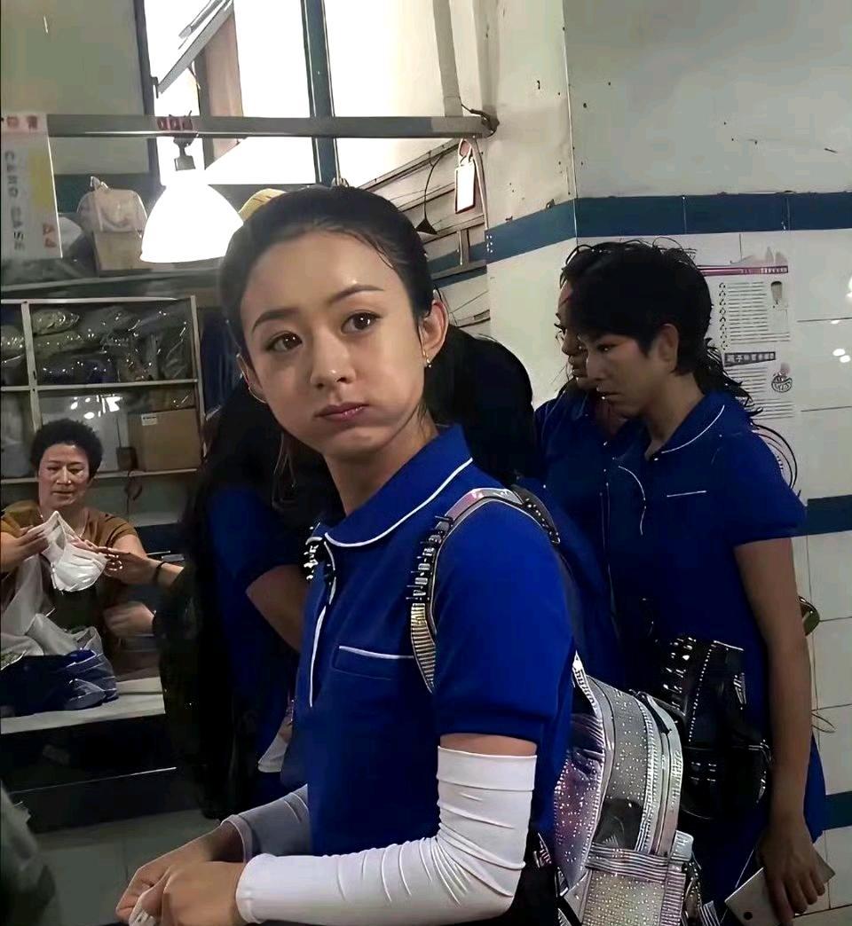 大脑宕机了三秒，这真是赵丽颖？那股子劲儿，完全变了。不是妆，不是衣服，是从骨