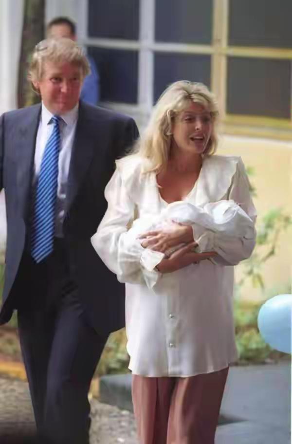 当年特朗普小女儿蒂芙尼还在襁褓中，转眼间她就到她妈妈一样的年纪，她怀中抱着别人的