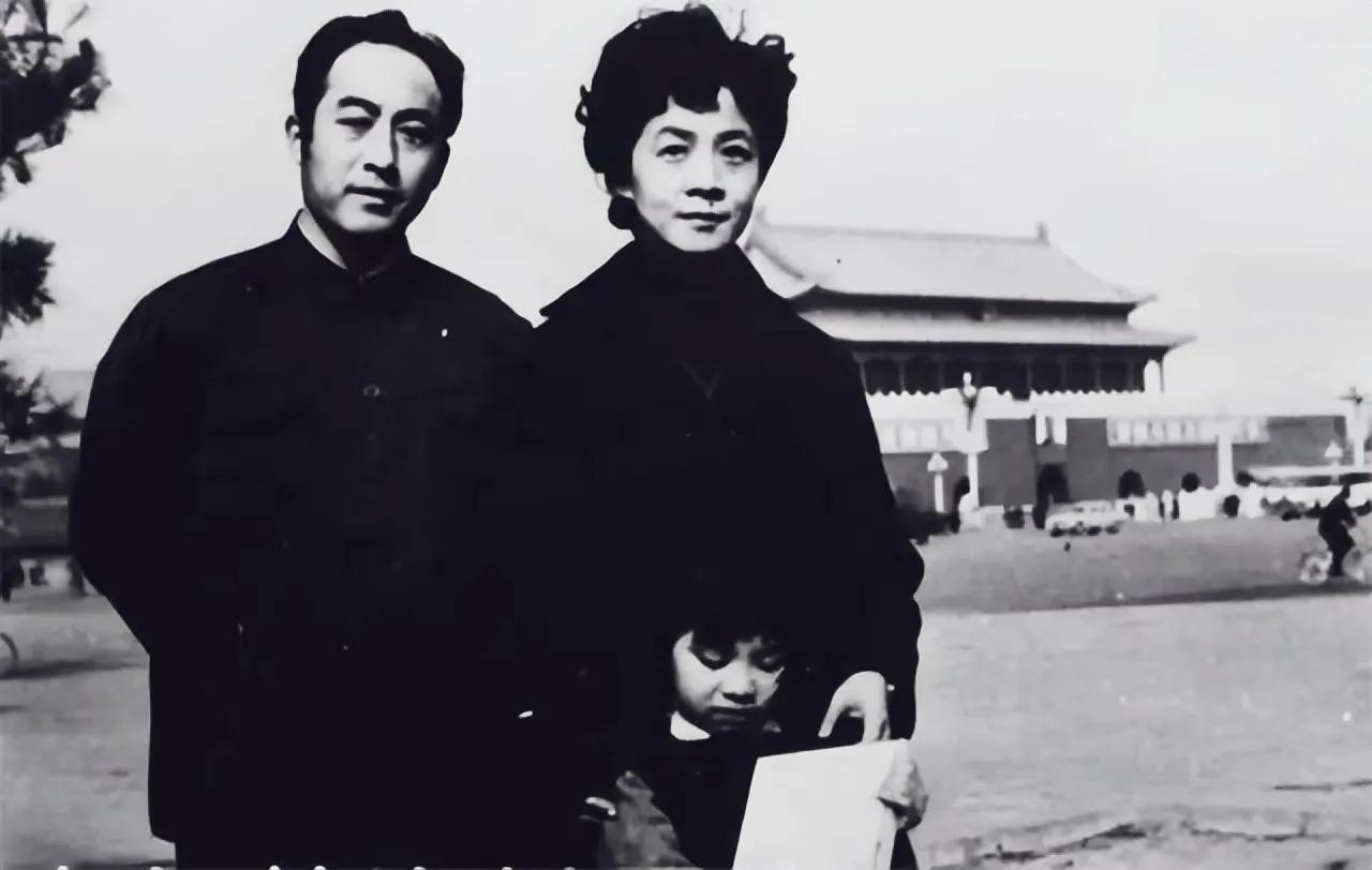那时，著名的乒乓国手庄则栋和他的妻子、著名钢琴家鲍慧乔，在天安门前合影…