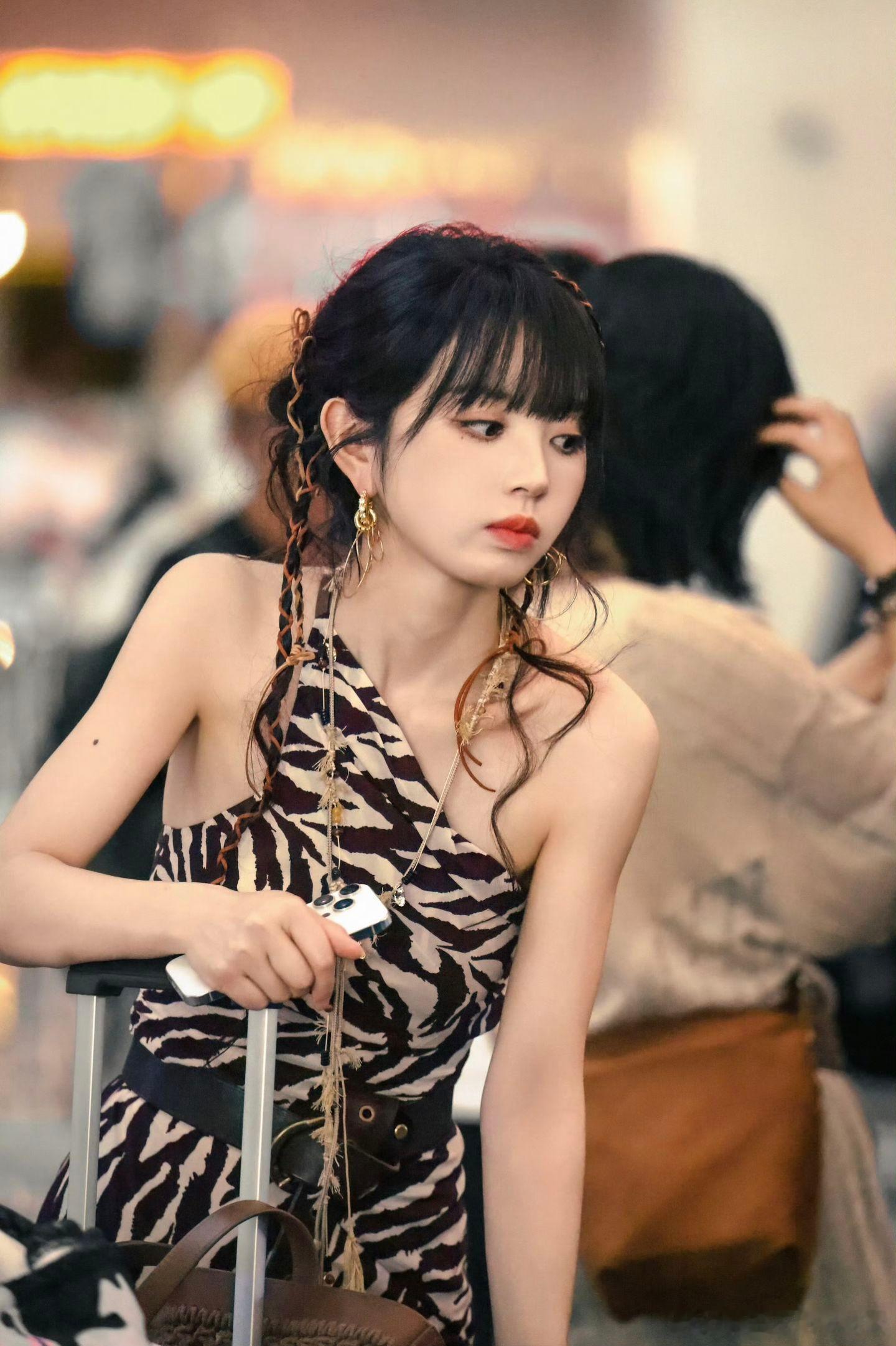 田曦薇田曦薇豹纹吊带裙一整个爱住！野性与甜美完美融合，这颜值这身材，就是行走的