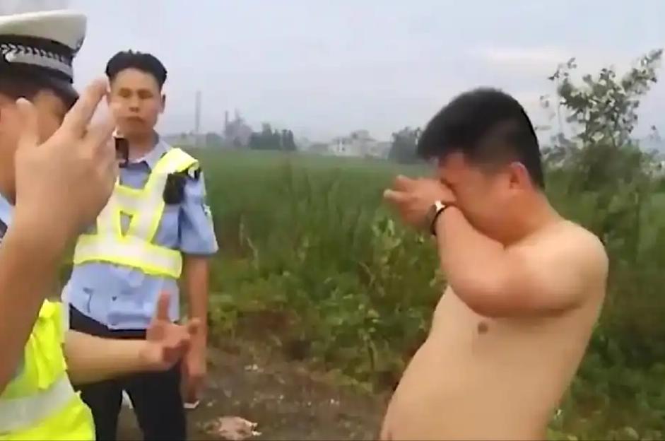 一辆轿车在高速侧翻自燃，一家四口被困，情况万分危急。覃周见状立即停车，冲下火场救