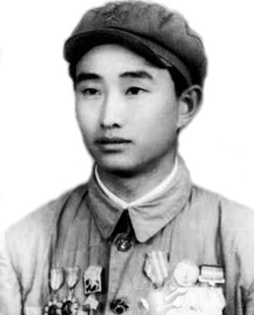 1943年，一个18岁的八路军战士，躺在草丛里，看着日军飞机从头顶掠过。他没跑，