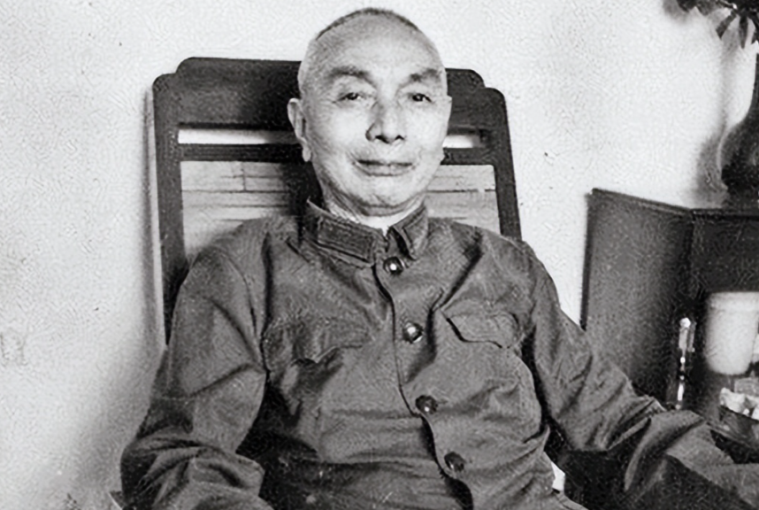 1949年12月的某天，蒋介石看到报纸角落的消息，差点一口气没背过去。194
