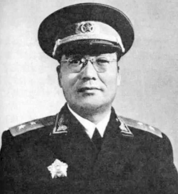 1955年，原琼崖纵队副司令员马白山进京，被授予少将，可他看到一位中将时，却不淡