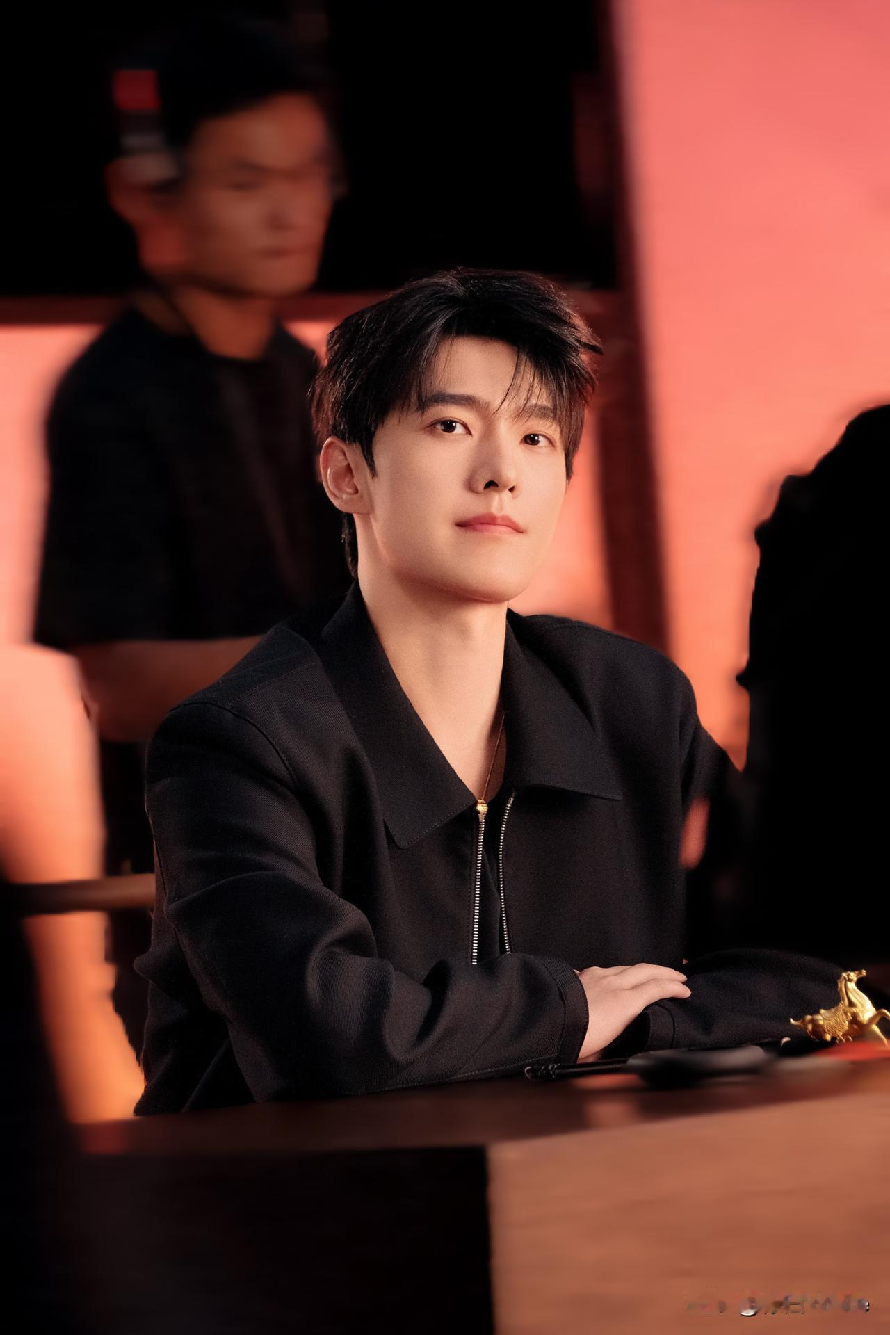 1月23日，杨洋火速辟谣，否认易易紫爆料，称她有个有钱的姐妹跟杨洋有过接触！一