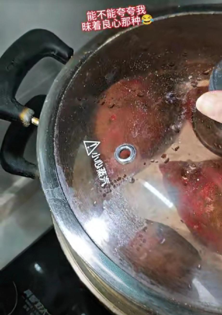 “笑不活了”山东一女子蒸了一锅红皮地瓜馒头，当她掀开锅盖的时候，屏幕前的网友们都