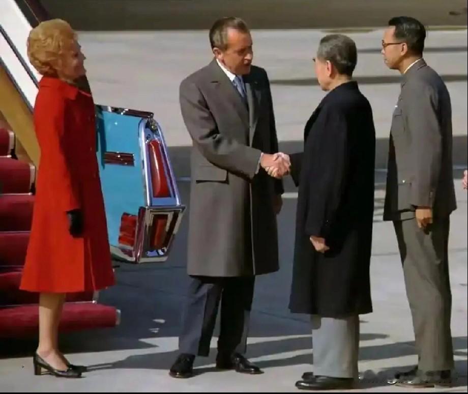 1972年尼克松访华，这位着特制皮鞋、佩戴54式手枪、穿四个兜的军官正在其专机旁