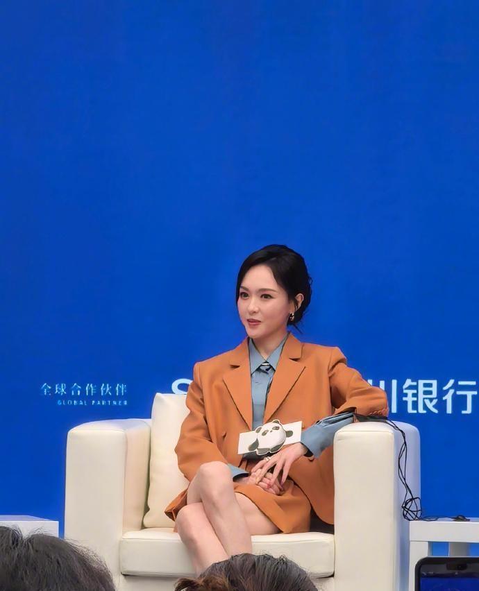 今天唐嫣在出席活动的时候搭配的很有潇洒时尚范儿，而且显得格外年轻。唐嫣里面穿
