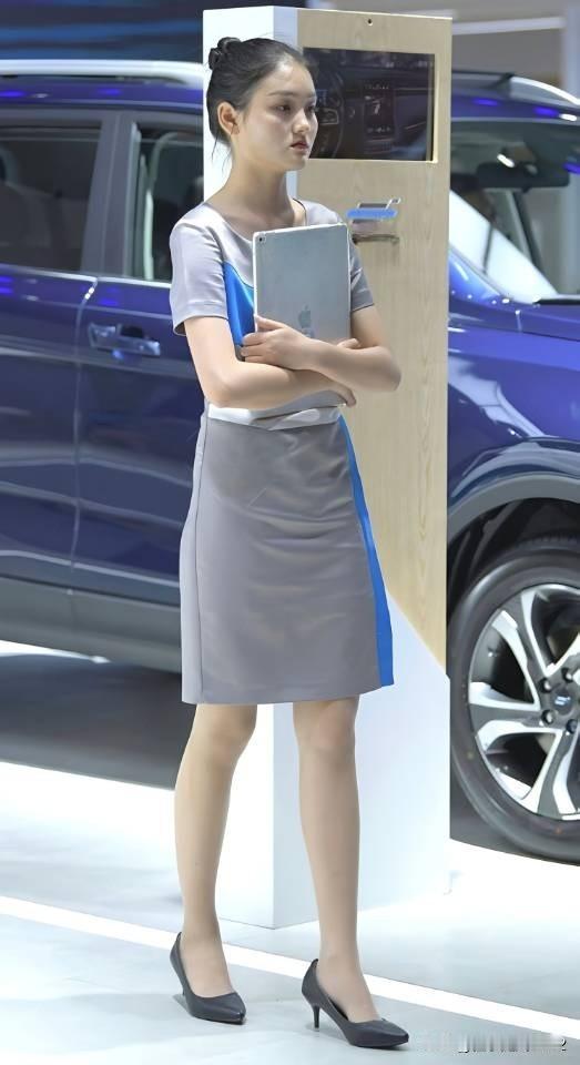 车旁立美人静待君来访